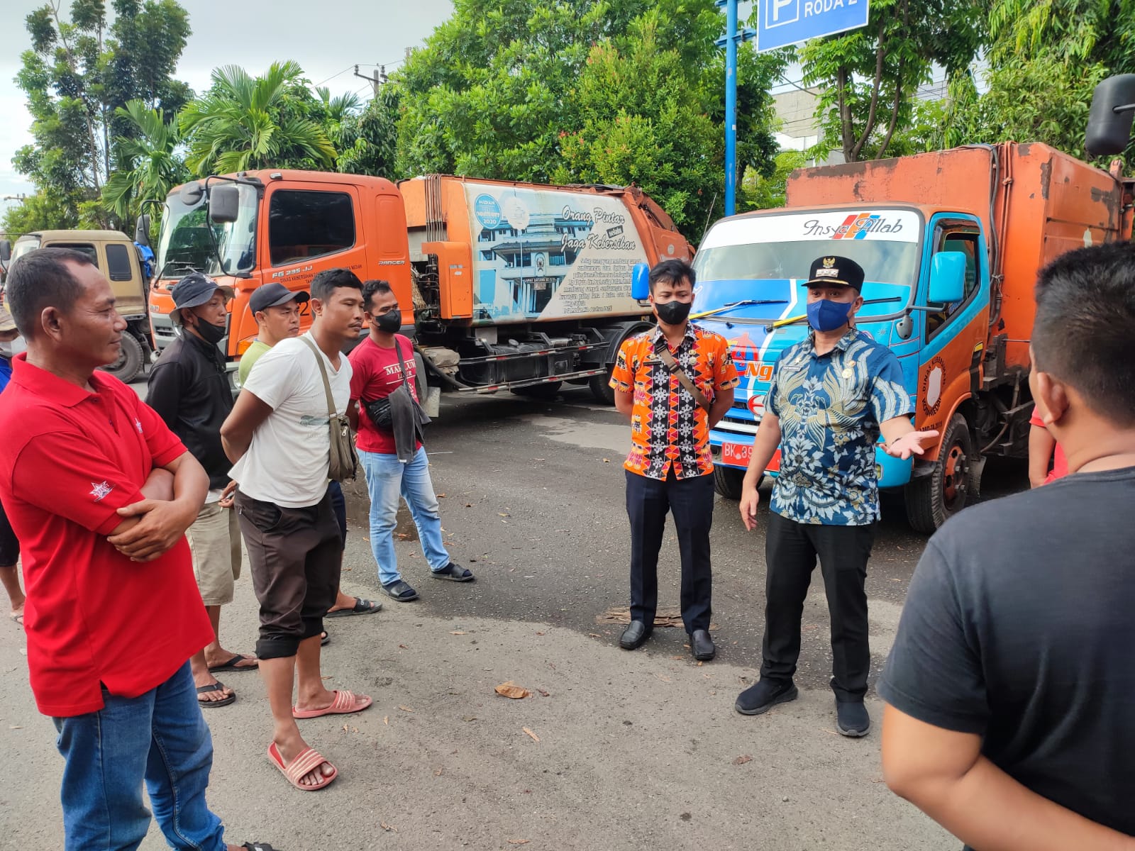 Pengecekan rutin armada pengangkut sampah.